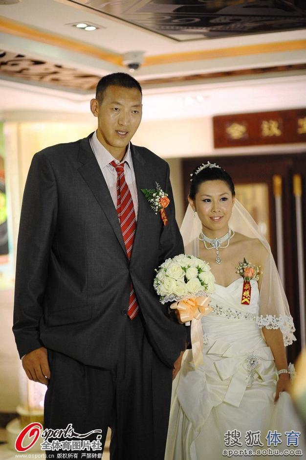 高清:孙明明大婚迎娶女友 成全球身高最高夫妻