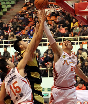 阿的江:队员年龄老化不能掩饰 应该给小将时间