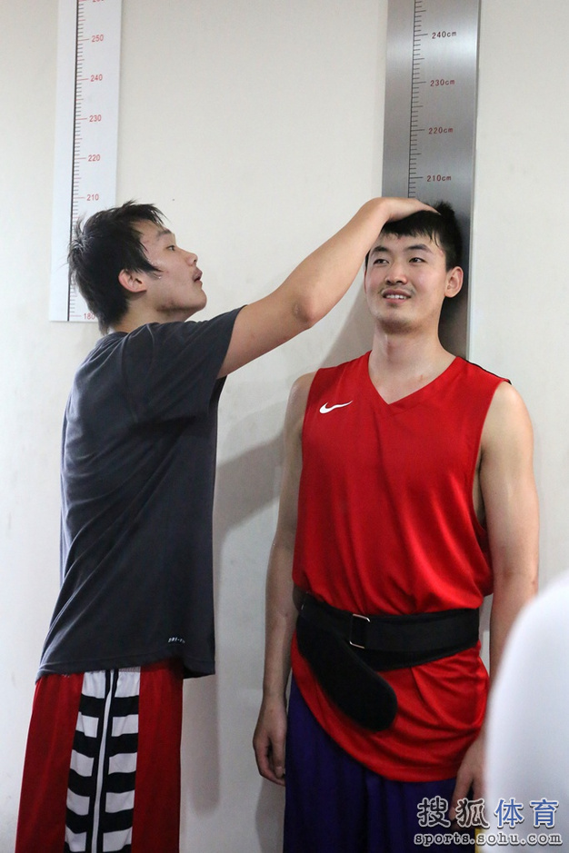高清:中国男篮健身房苦练力量 众球员表现卖力