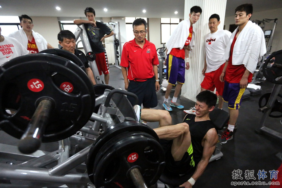 高清:中国男篮健身房苦练力量 众球员表现卖力