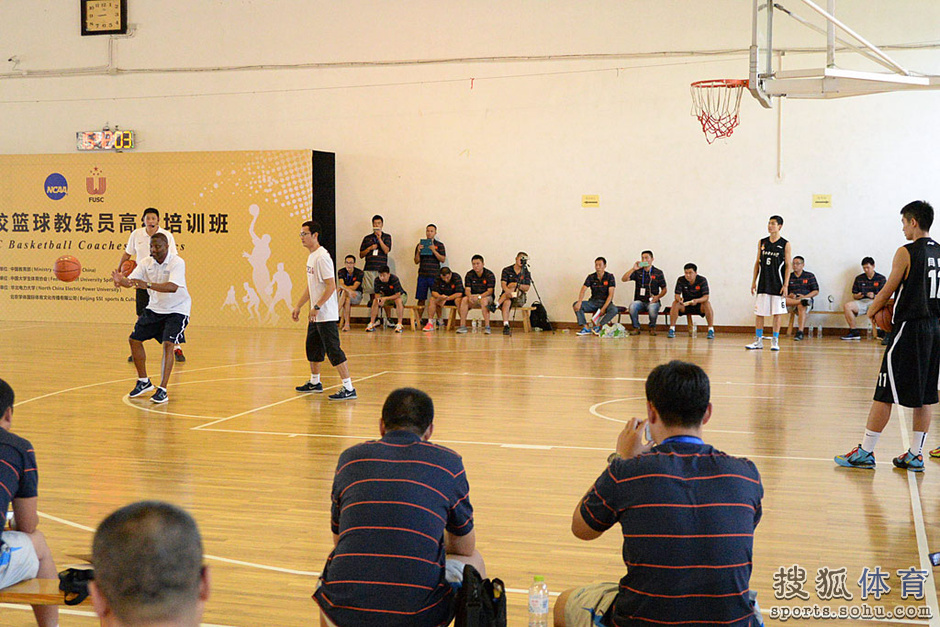 高清图:全国篮球教练培训班 上海主帅亮相授课