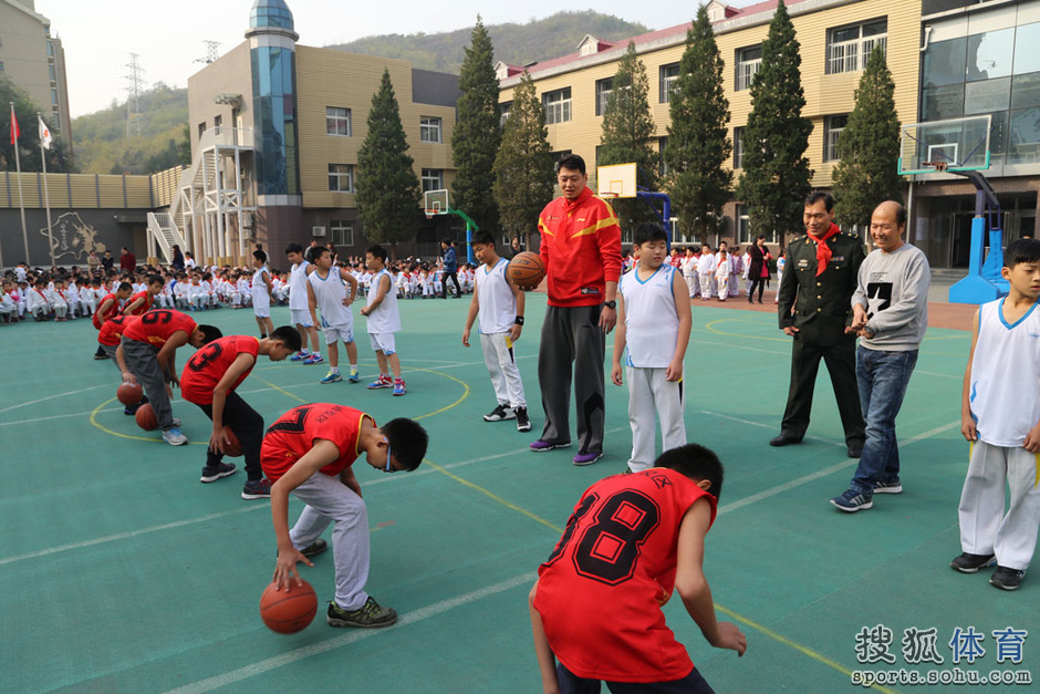 组图:八一男篮中锋进校园 莫科传授小学生球技