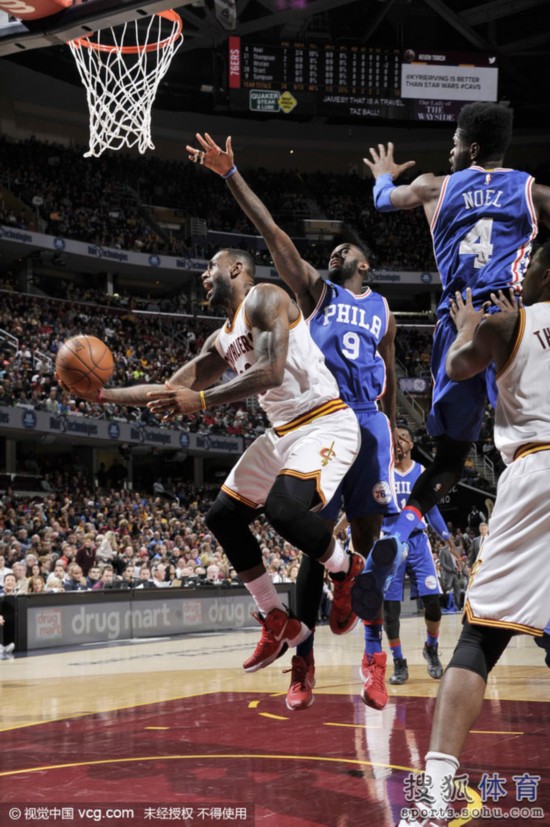 高清图:骑士力擒76人 詹姆斯腾空上篮欧文强攻