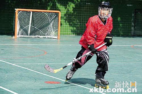 穿上轮滑鞋还能这样玩