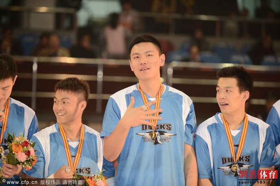 中场颁奖:朱彦西获最佳新人 李学林捧总决赛M