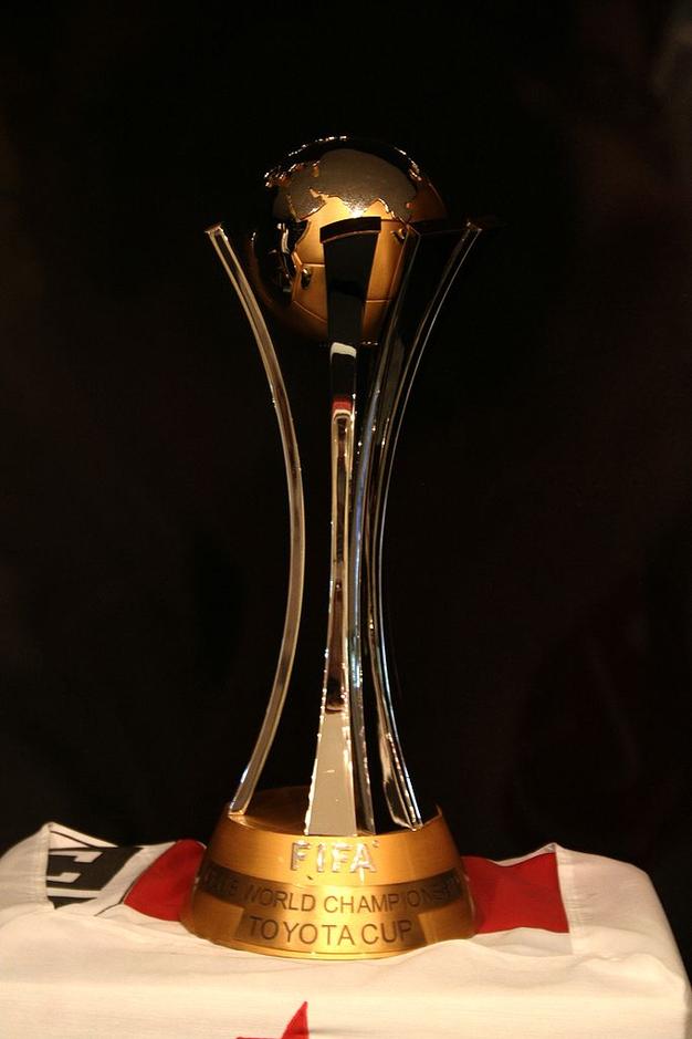 高清:2012年世俱杯冠军奖杯 巴萨曾两度捧桂冠