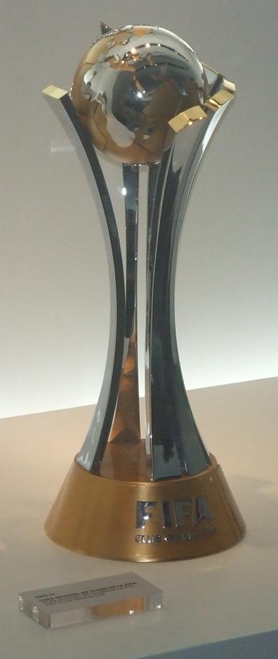 高清:2012年世俱杯冠军奖杯 巴萨曾两度捧桂冠