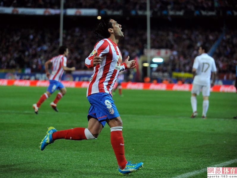 法尔考挑战C罗遭完败 秀演技夸张倒地引球迷嘘