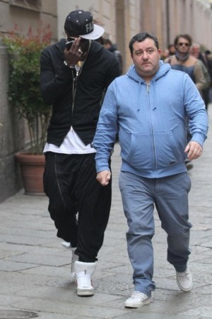 图集:巴神与经纪人米兰逛街 潮人打扮引路人围