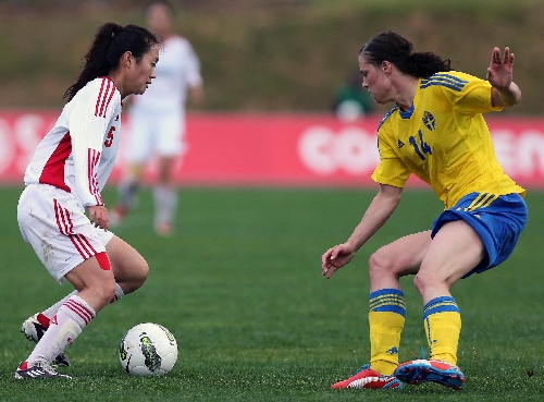 女足图:阿杯中国1-1瑞典 吴海燕准备突破