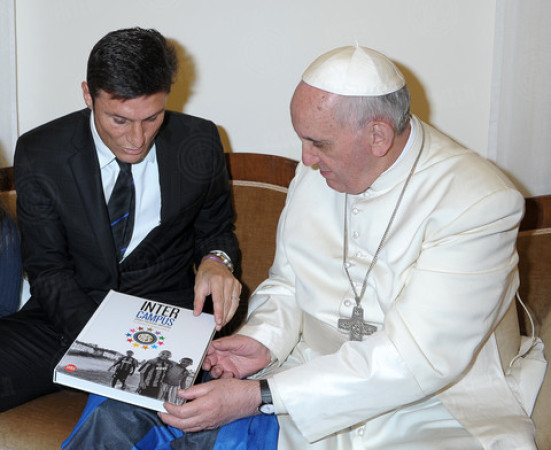 教皇接见萨内蒂密谈一小时 蓝黑队魂赠国米战袍