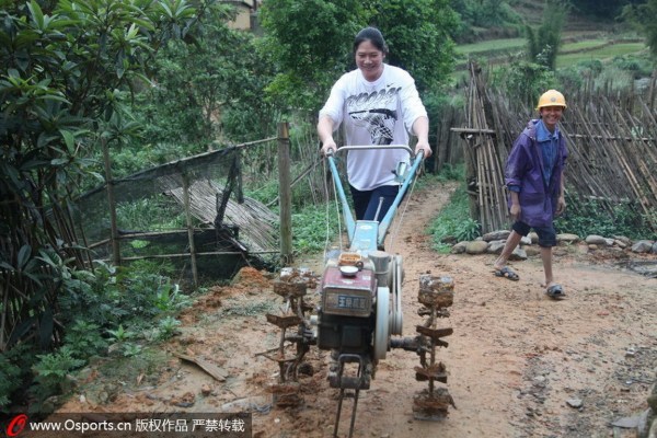 前女篮中锋变最高村官 生活清贫每天餐标仅10