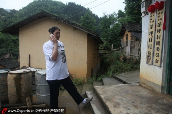 前女篮中锋变最高村官 生活清贫每天餐标仅10