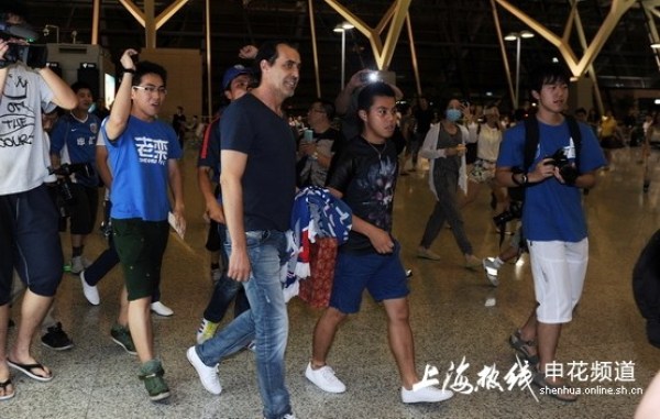 巴蒂斯塔带着白条返回阿根廷 百名申花球迷送