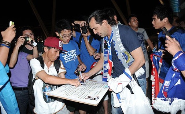 巴蒂斯塔带着白条返回阿根廷 百名申花球迷送