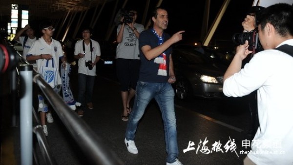 巴蒂斯塔带着白条返回阿根廷 百名申花球迷送