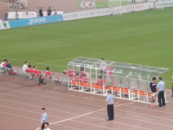 中国梦之队替补球员达21人 替补席不够坐加椅
