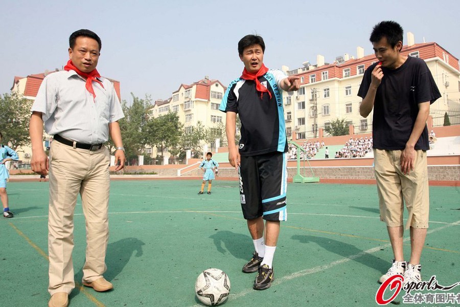 郝海东圆儿童足球梦 将为百所学校捐赠足球物