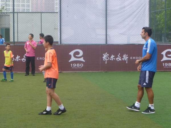 皇马元老同中国小球员互动 菲戈鼓励:学会控好