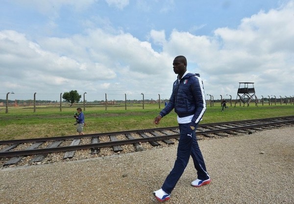 米兰欲给巴神请心理医生 曼奇尼:需要给他请两