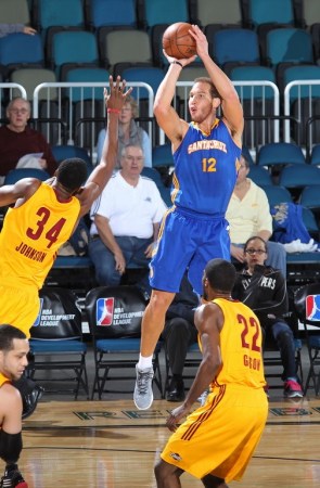 库里:弟弟进队没走后门 他住我家需做家务当房