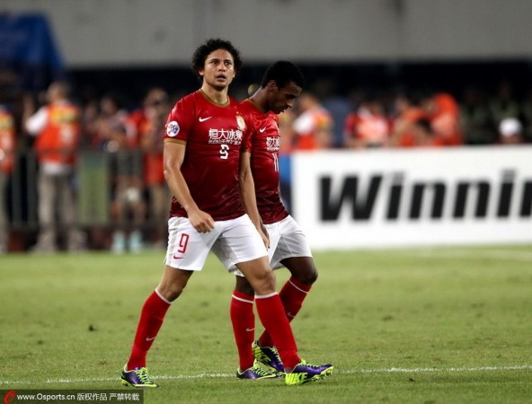 金英权鞠躬致歉崔龙洙获赞 自曝不知恒大奖金