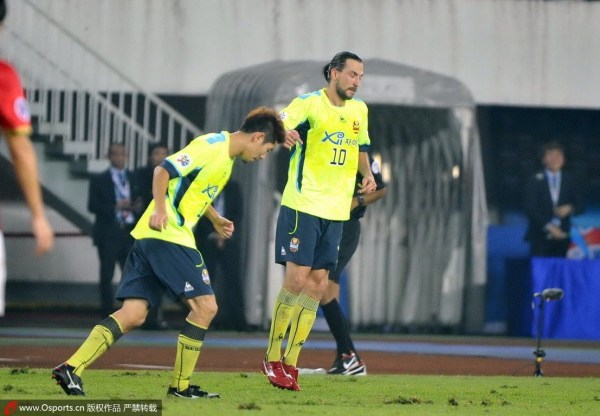 金英权鞠躬致歉崔龙洙获赞 自曝不知恒大奖金