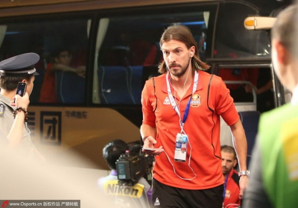 金英权鞠躬致歉崔龙洙获赞