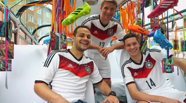 德国世界杯主场球衣正式公布 白衣白裤改变传