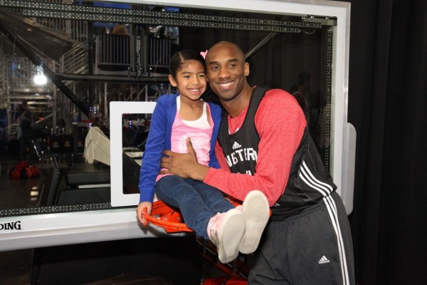 科比娇妻晒全家福 大女儿遗传飞侠身高秀长腿