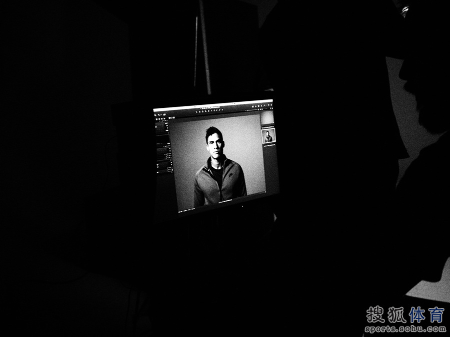 瓦拉内拍摄耐克时尚大片 欲扛起法国队未来(图