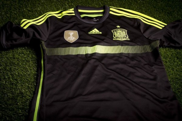 西班牙发布世界杯客场球衣 全黑映衬荧光色条