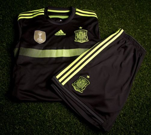 西班牙发布世界杯客场球衣 全黑映衬荧光色条