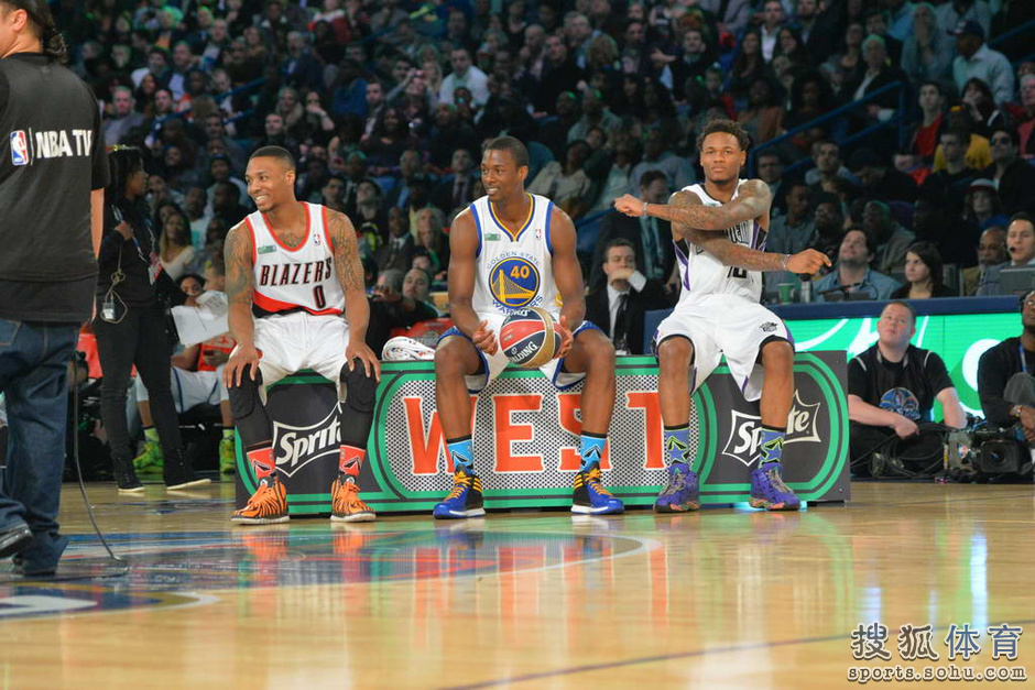 高清图:利拉德扣篮大赛精选 决赛反手挥臂重扣