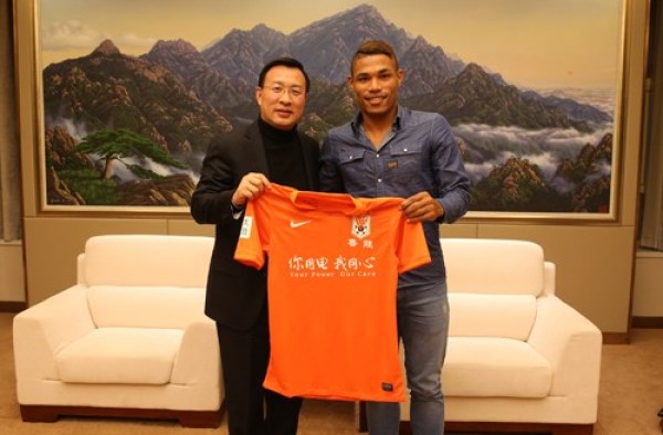 巴西铁腰穿鲁能球衣亮相 乌索:全力以赴打好比