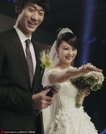 北京时间11月20日报道,日前,辽宁宏运队门将张鹭正式迎娶美女主播陈密