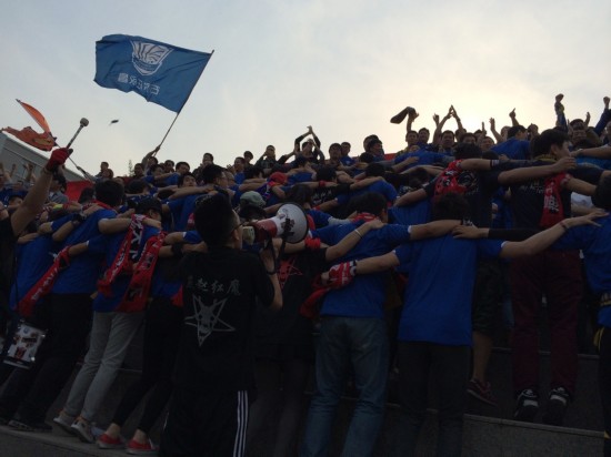 高清:永昌球员拉手鞠躬谢球迷 忠实拥趸齐助威