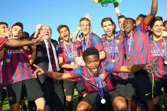 高清:U19欧冠巴萨3-0夺冠 众星举奖杯兴奋庆祝