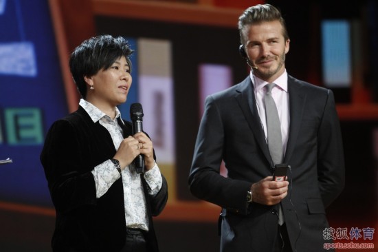 高清:小贝撒贝宁踢毽子比赛 西装革履风度翩翩