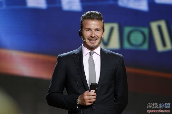 高清:小贝撒贝宁踢毽子比赛 西装革履风度翩翩