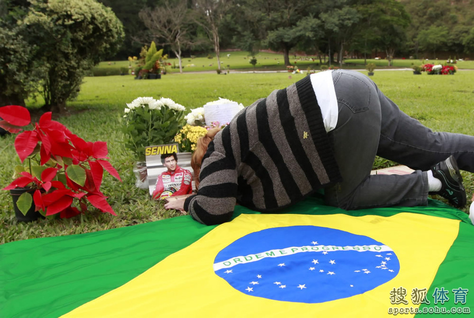 巴西豪门哀悼车神塞纳 球员戴头盔出场比赛(图