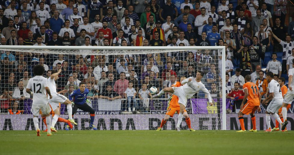 高清:C罗背对球门惊艳摆尾 拉莫斯破门吻戒指