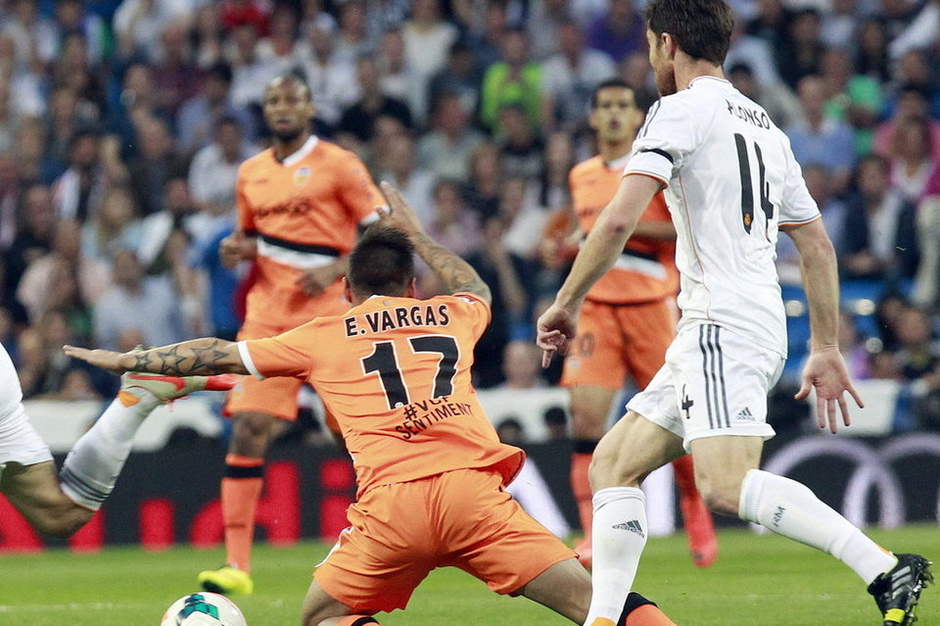 高清:C罗背对球门惊艳摆尾 拉莫斯破门吻戒指