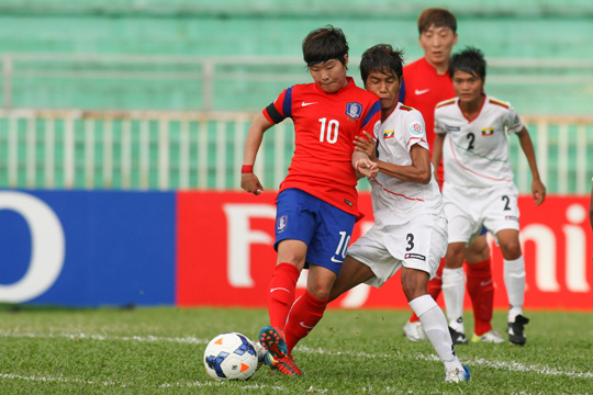 高清:韩国女足激战缅甸 性别争议球员庆祝进球