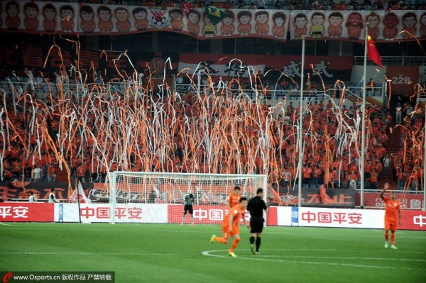 偷袭!上港快发任意球海森斩第10球 鲁能0-1上