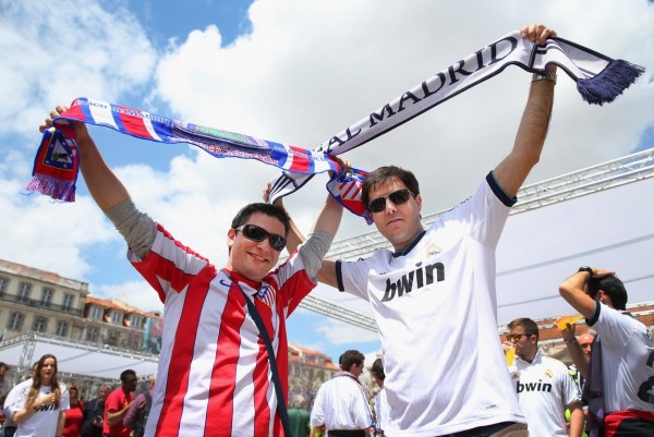 马竞球迷亲吻皇马球迷