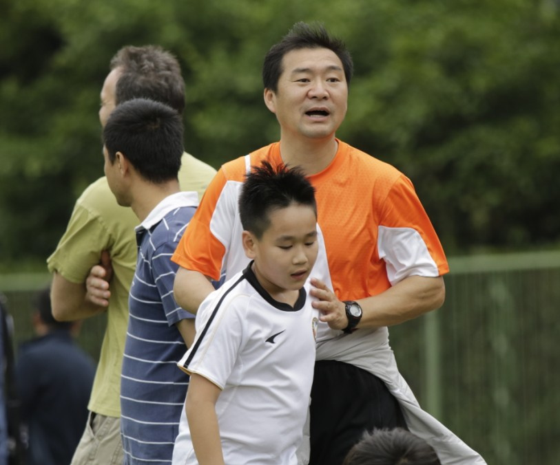 高清:前国脚青训当孩子王 申花老队长华丽变身