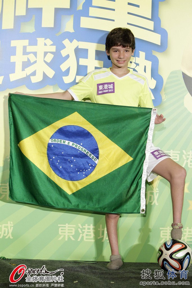 高清图:巴西无脚掌神童秀球技 举国旗力挺桑巴