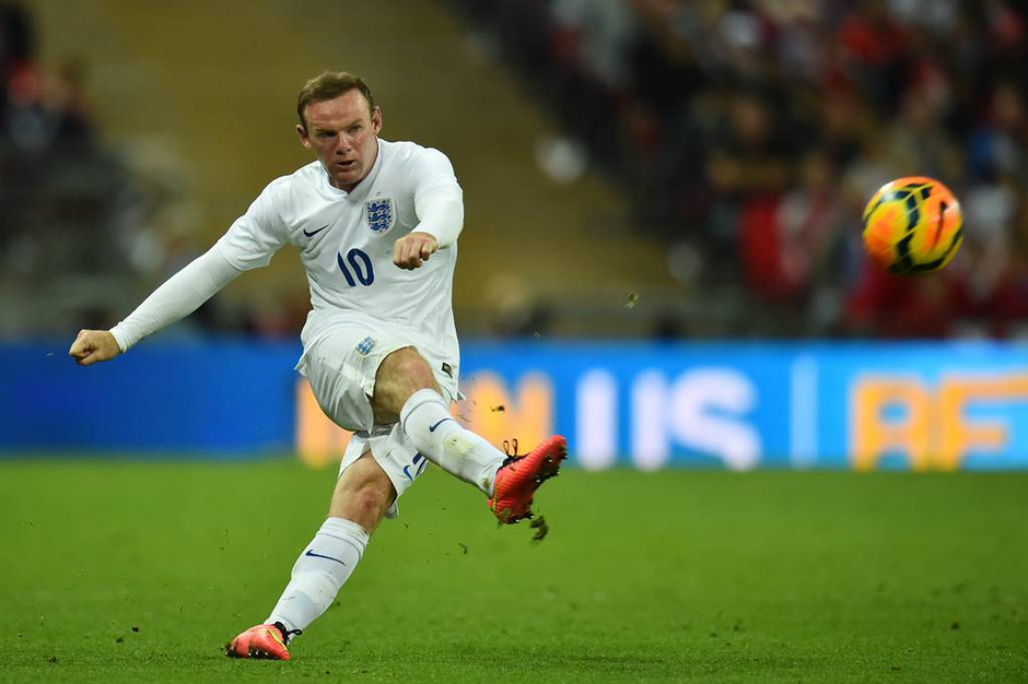 高清图:杰队拥抱独狼庆祝进球 鲁尼拼抢憋红脸