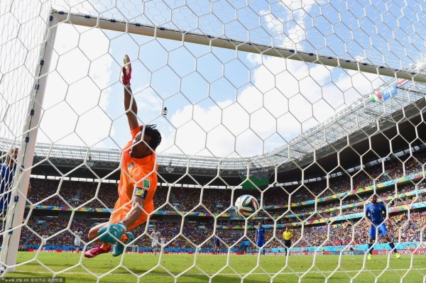 皮尔洛再现大师一瞬 风骚过顶长传险助巴神破